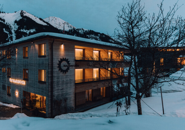     Prírodný hotel Chesa Valisa v údolí Kleinwalsertal, pohľad zvonka v zime / Nature Hotel Chesa Valisa
